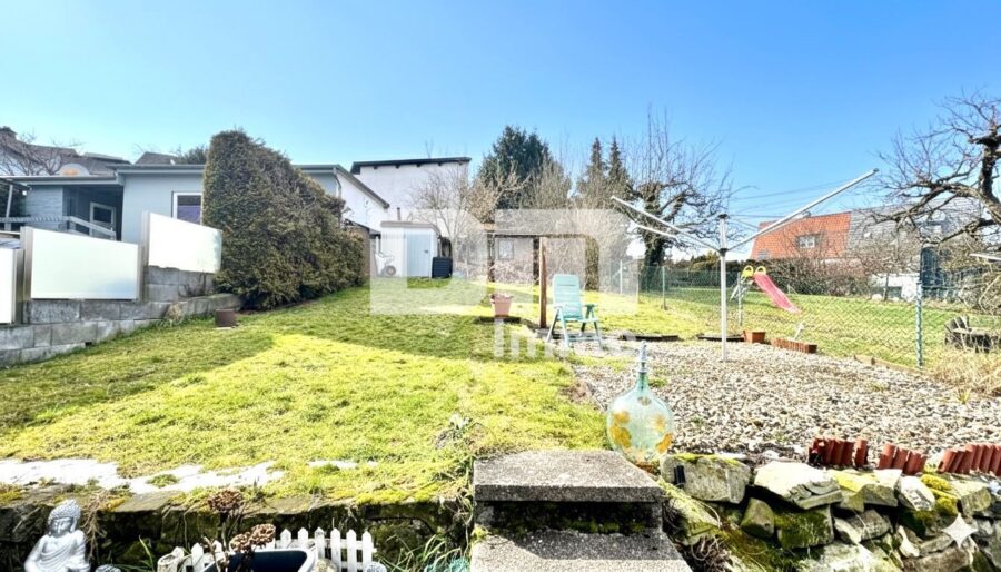 Schöne Doppelhaushälfte in schöner Wohnlage mit Panoramablick, Gartenbereich und Garage - Gartenbereich hinter dem Haus